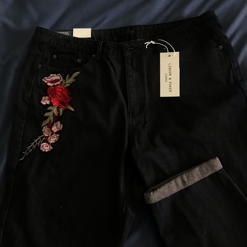 🆕 Boyfriend Jean with Rose Embroidery